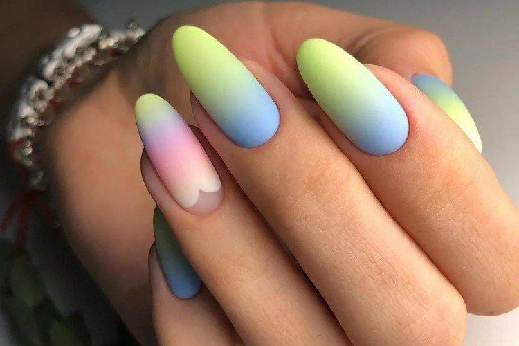 Manucure dégradée et ombre