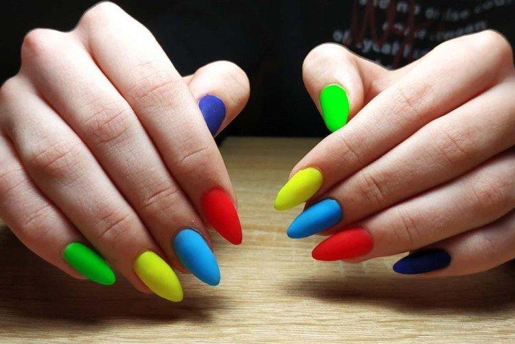 Manucure multicolore néon