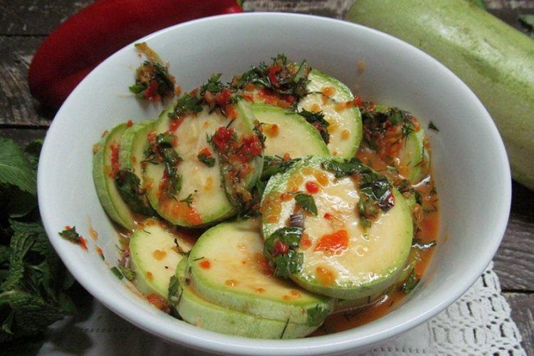 Courgettes marinées à la sauce piquante