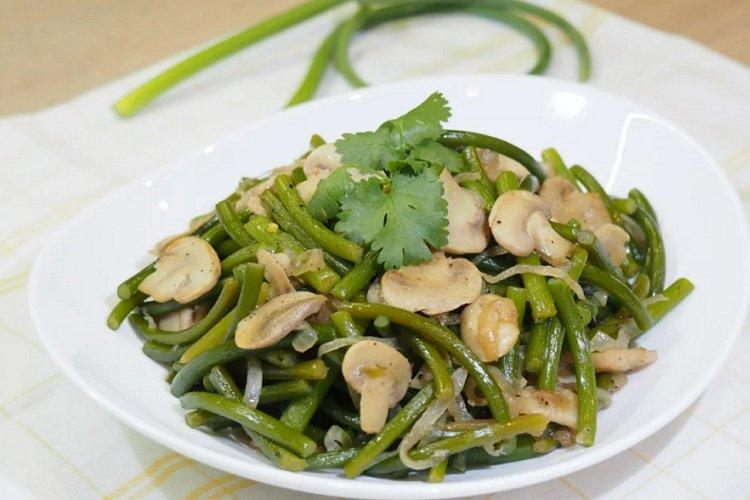 Flèches d'ail marinées aux champignons et coriandre