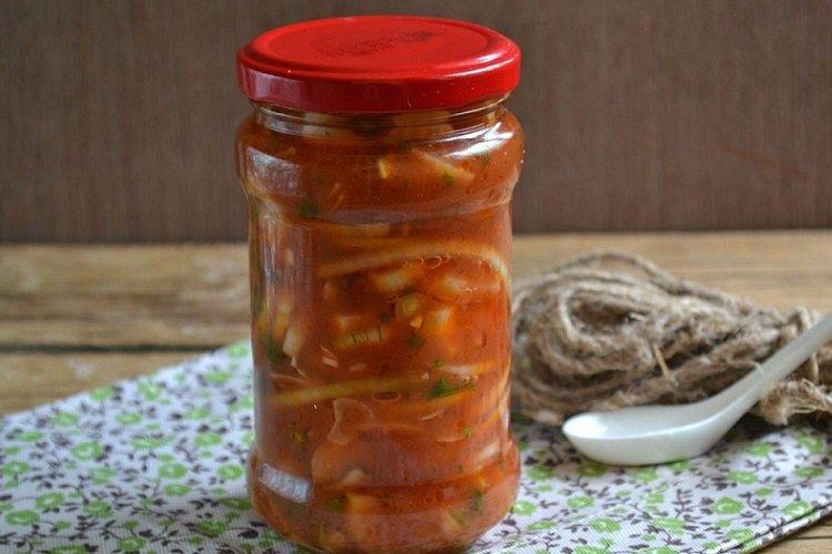 Flèches d'ail marinées aux oignons dans du jus de tomate