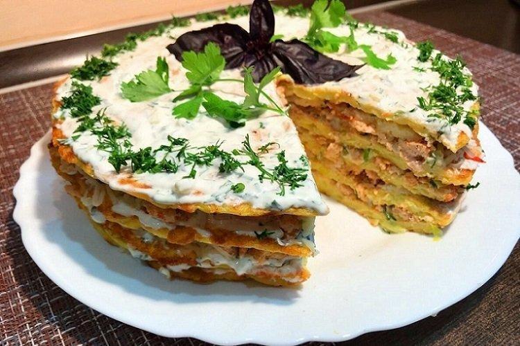 Gâteau de courgettes au fromage et à la crème sure