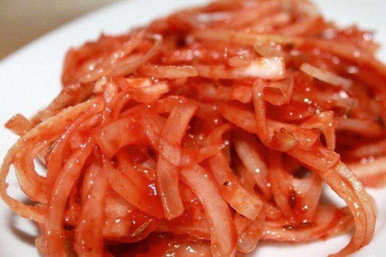 Oignons marinés en adjika