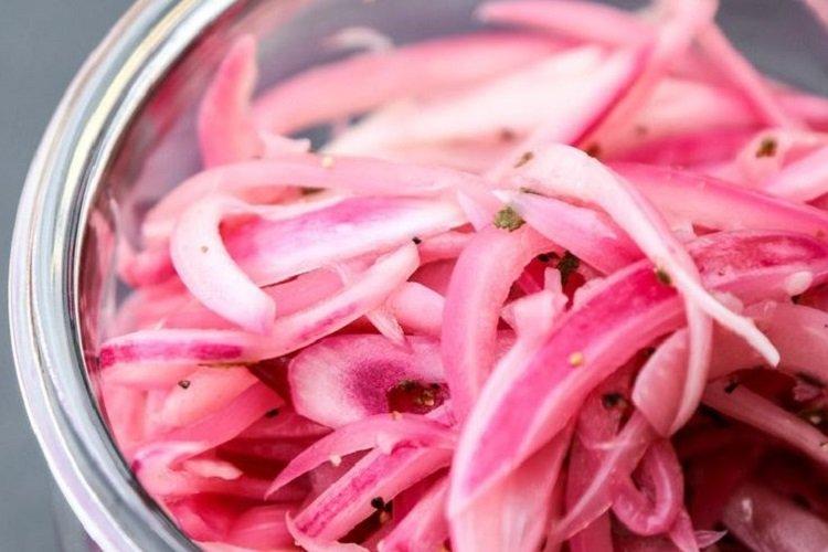 Oignons marinés au vin rouge