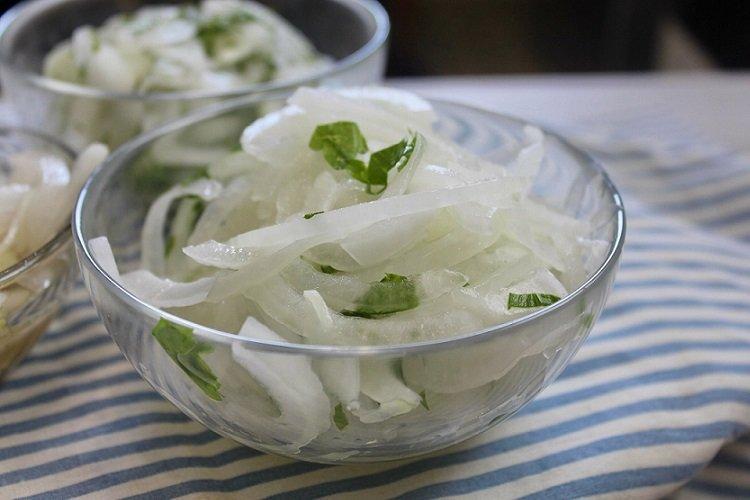 Oignons marinés au jus de citron