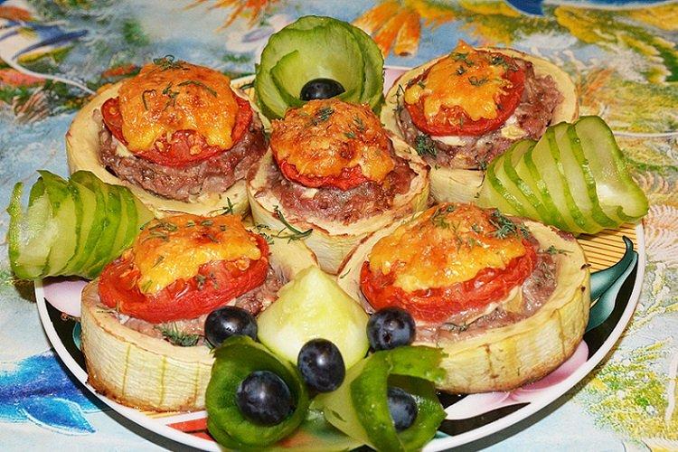 Courgettes avec viande hachée et tomates