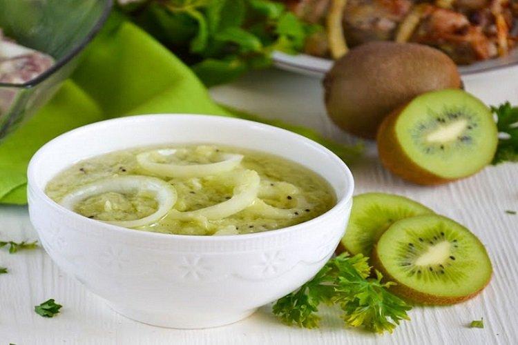 Marinade d'oignons épicés, gingembre et kiwi