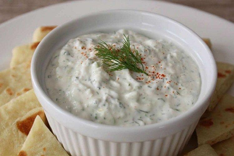 Marinade au yogourt et à l'aneth pour brochettes de poulet