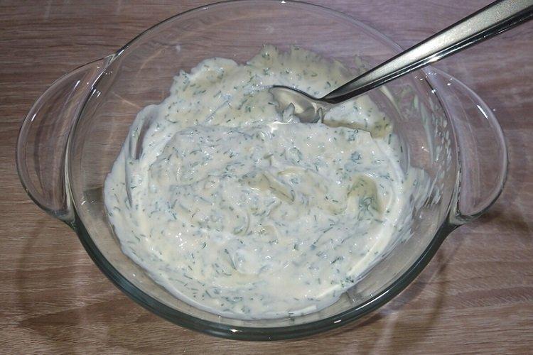 Marinade à la crème sure, à l'aneth et à l'oignon