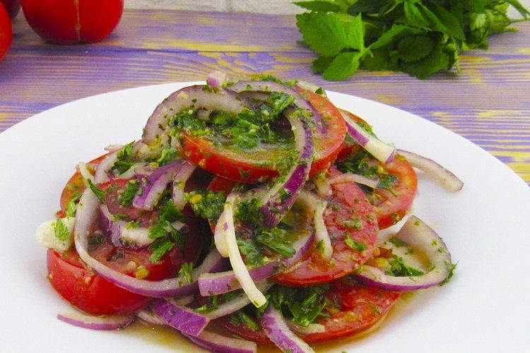 Tomates marinées aux oignons pendant une demi-heure