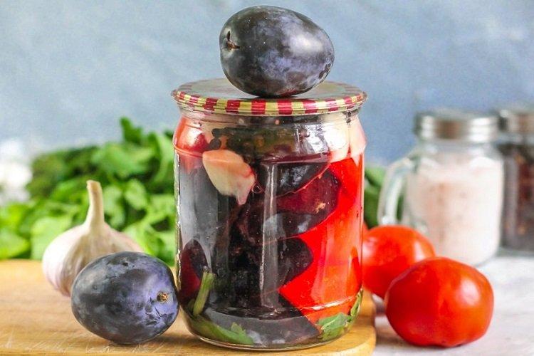 Tomates marinées aux prunes