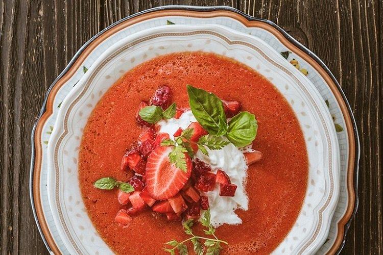 Gaspacho fraise-tomate à la ricotta