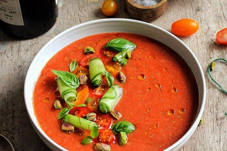 Gaspacho avec purée de pommes de terre