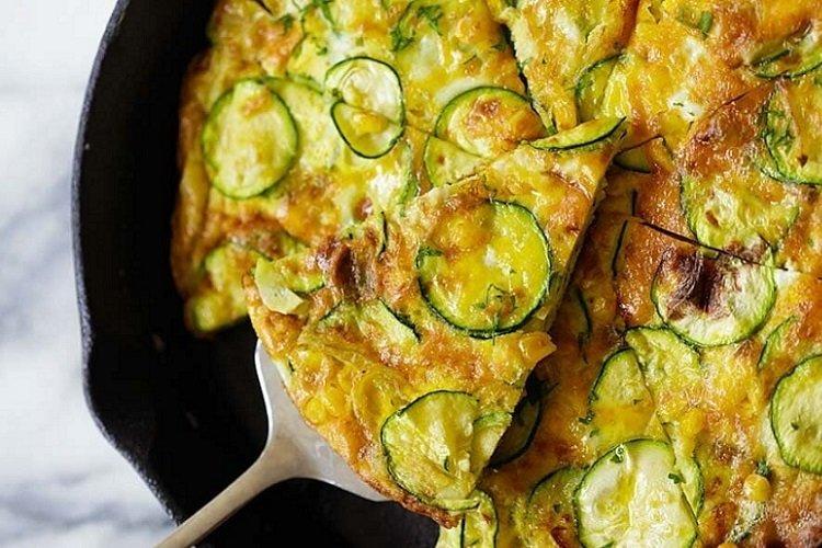 Omelette aux courgettes et maïs dans une poêle