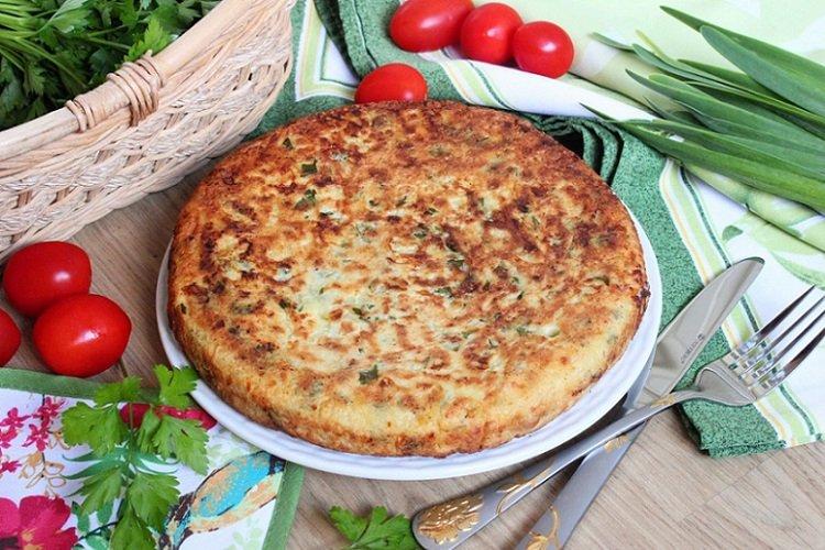 Tarte paresseuse dans une poêle à frire
