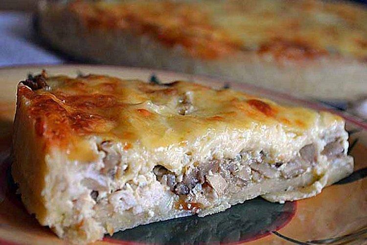 Tarte au kéfir en gelée avec poulet et champignons