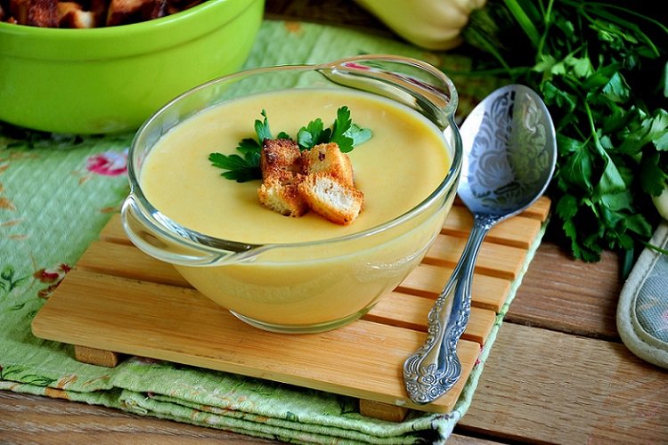 Soupe crémeuse de courge au fromage fondu