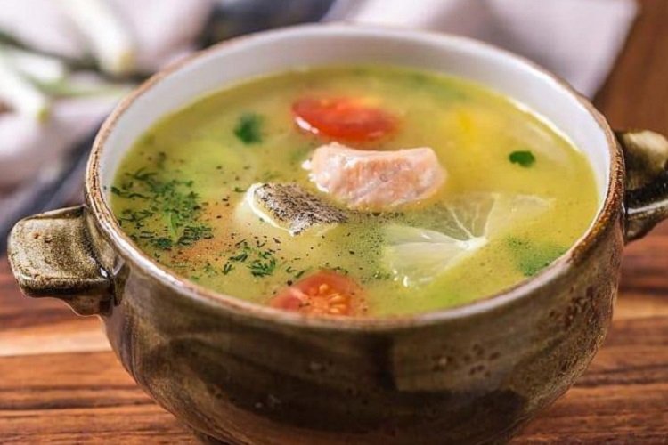 Oreille de poisson rouge dans un bouillon de poulet