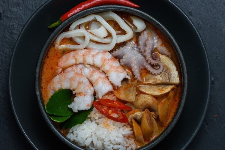 Tom miam du cocktail de la mer