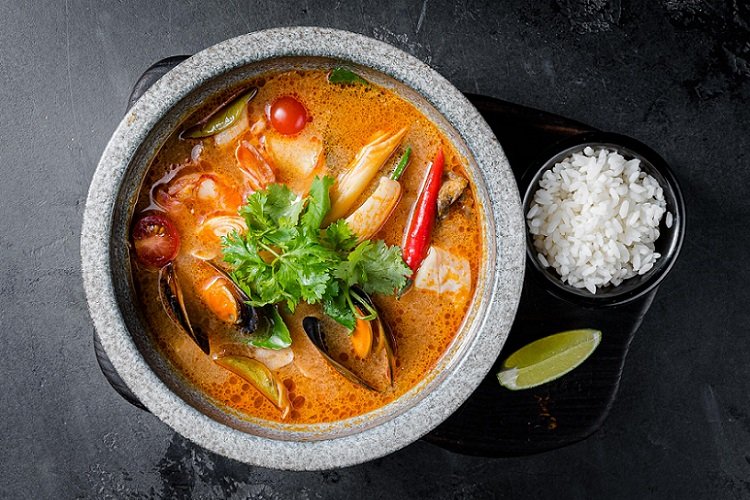 Tom yam aux moules et tomates cerises