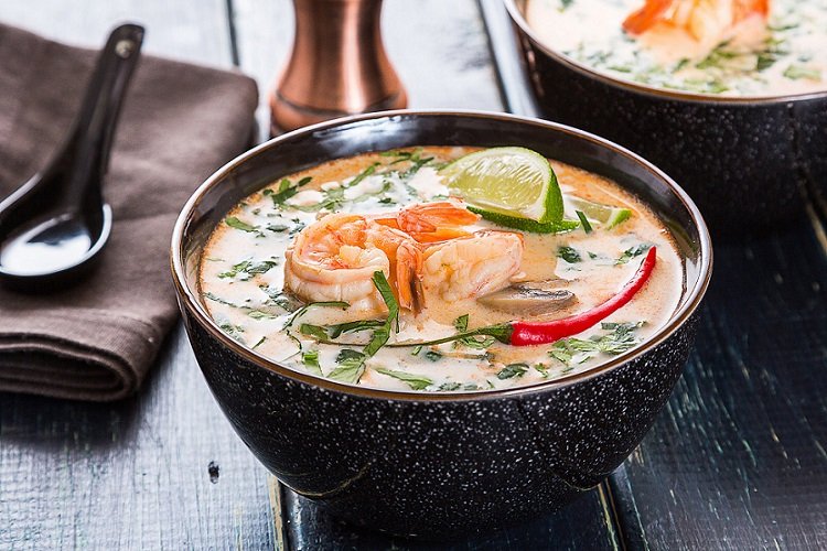 Tom miam aux crevettes et poisson rouge