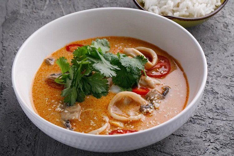 Tom yam parfumé aux calmars