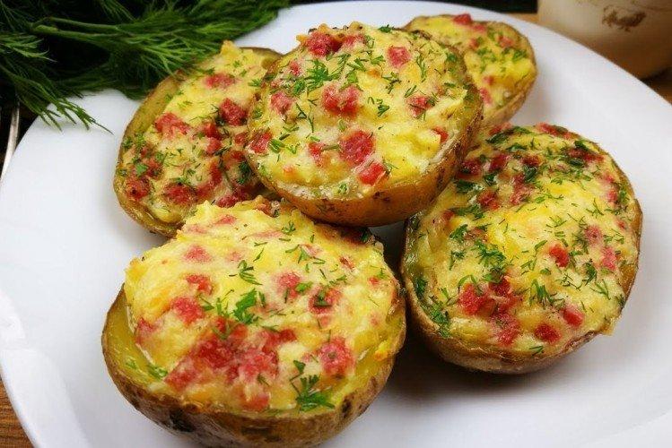 Bateaux de pommes de terre - Plats chauds pour les recettes d'anniversaire