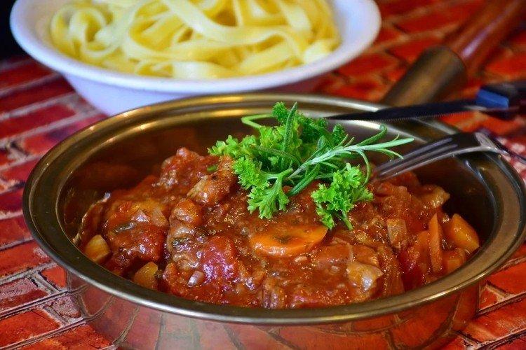 Viande chaude aux spaghettis - Recettes de plats chauds sur la table de fête