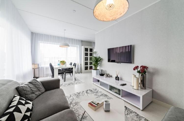 Design d'intérieur de salon dans le style du minimalisme - photo