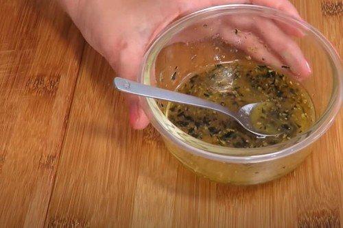 Salade grecque avec vinaigrette à la moutarde et au miel - recette étape par étape