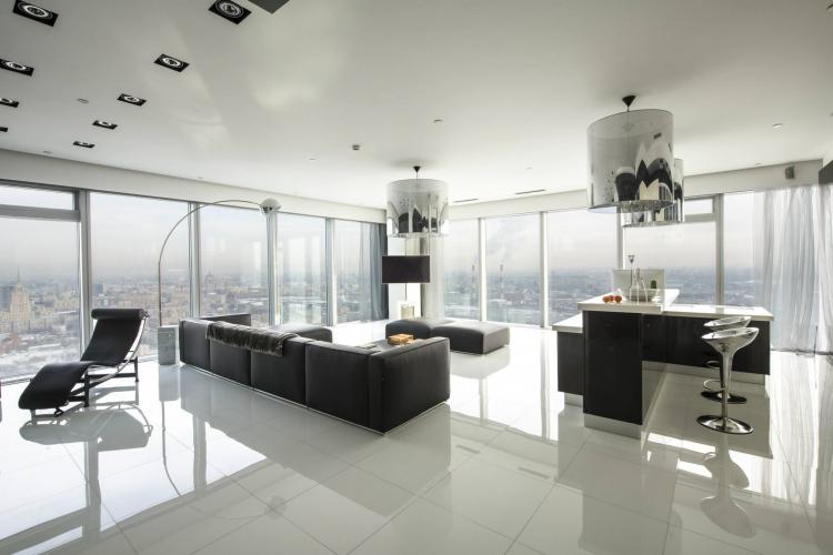 Intérieur d'un appartement dans la tour Petersburg, Moscow-City