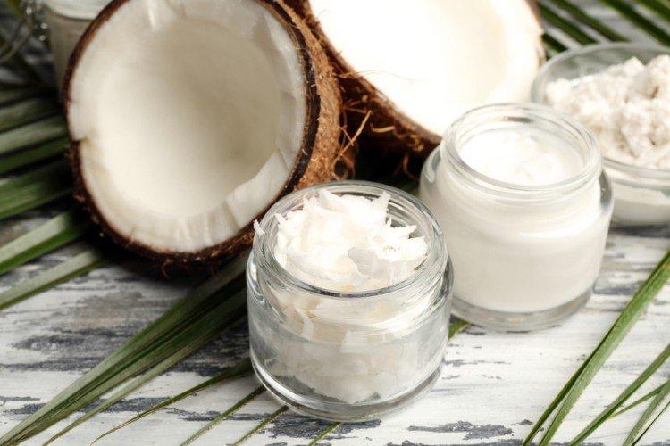 Huile de noix de coco - Comment faire pousser rapidement les ongles à la maison
