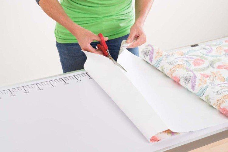 Comment bien couper les chutes de papier peint - Comment coller du papier peint intissé