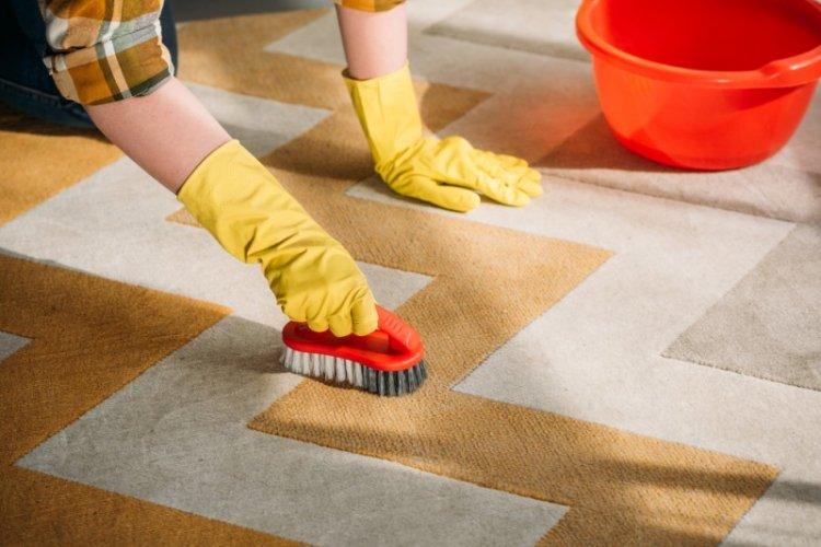 Comment se débarrasser des taches tenaces sur les tapis