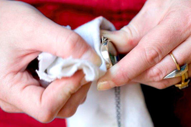 Jaune d'œuf - Comment nettoyer une chaîne en argent à la maison