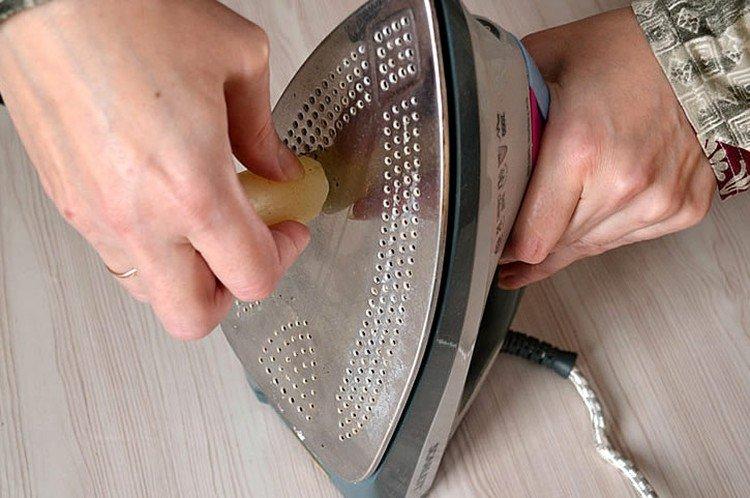 Comment nettoyer un fer à repasser de la paraffine brûlée à la maison