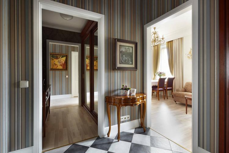 Comment choisir le papier peint pour les meubles dans le couloir