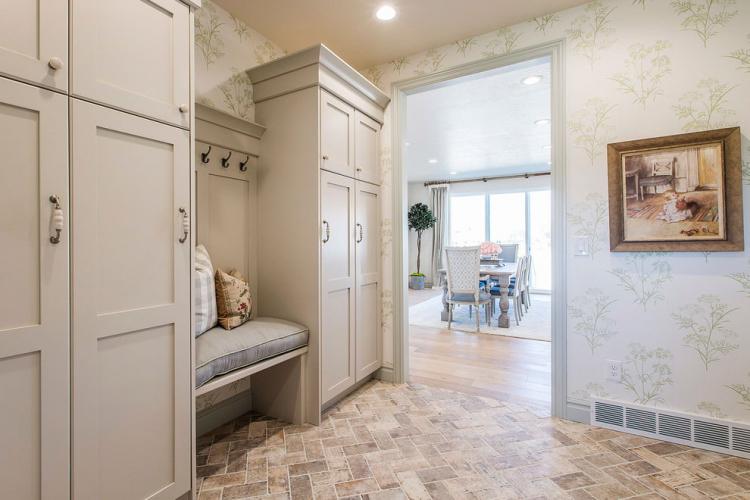 Comment choisir le papier peint pour les meubles dans le couloir