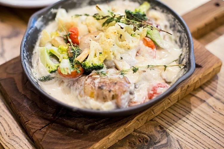 Ragoût de légumes aux champignons dans une sauce au fromage à la crème sure - recettes