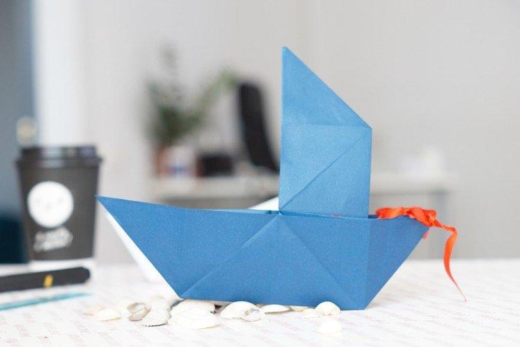 Bateau en papier bricolage avec une voile