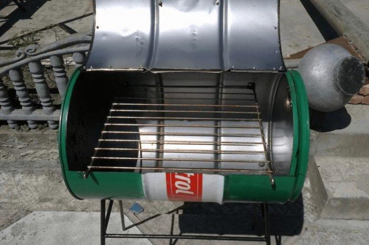 Brasero d'un tonneau en métal avec vos propres mains