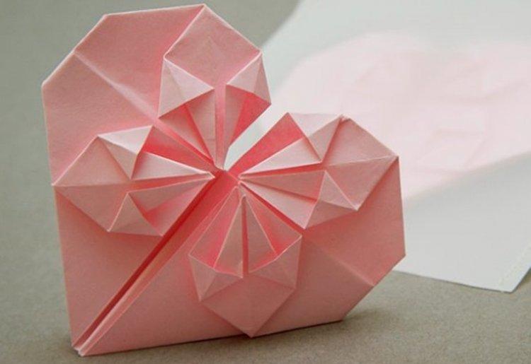 Coeur en origami avec une fleur - Comment faire un coeur en papier