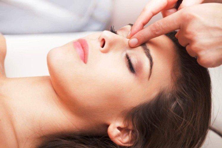 Massage du pont du nez - Comment enlever les poches sous les yeux à la maison