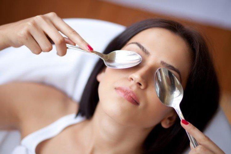 Cuillères froides - Comment enlever les poches sous les yeux à la maison