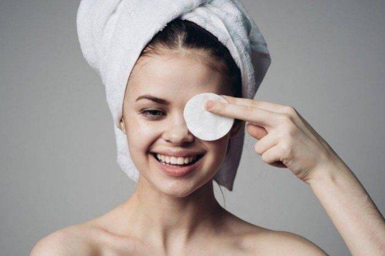 Crème - Comment enlever les poches sous les yeux à la maison