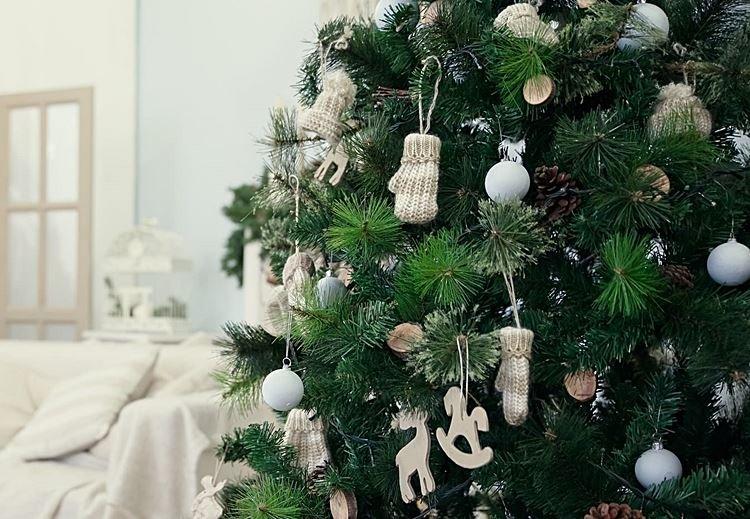 Comment décorer un sapin de Noël pour le Nouvel An 2021 - photos et idées
