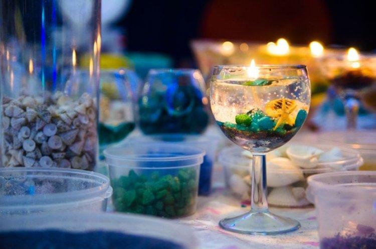 Bougies transparentes dans les verres du Nouvel An - Comment décorer un appartement pour le Nouvel An 2020