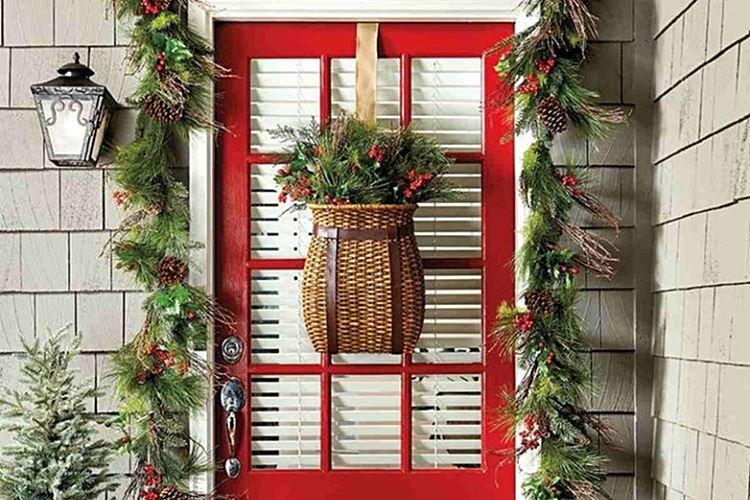 Panier avec un bouquet de sapin de Noël - Comment décorer la porte d'entrée pour le Nouvel An