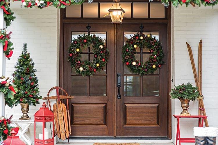 Comment décorer la porte d'entrée pour le Nouvel An - photos et idées