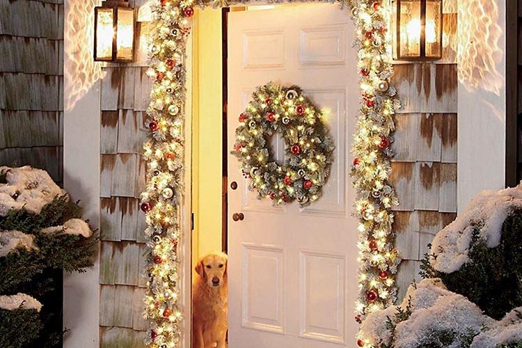 Comment décorer la porte d'entrée pour le Nouvel An - photos et idées